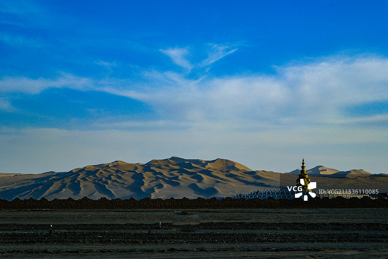 中国甘肃酒泉市阿克塞的沙漠戈壁风光，阿克塞哈萨克族自治县，大漠戈壁图片素材