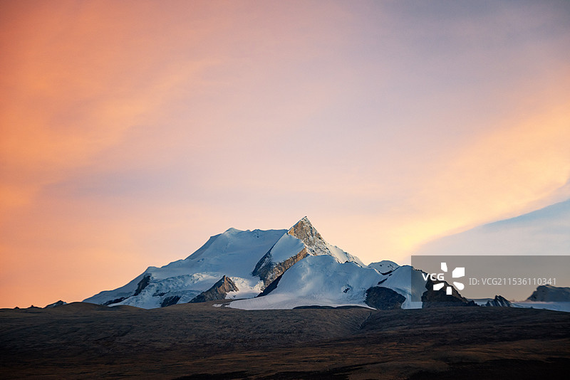 西藏岗彭庆峰日出日照金山与朝霞图片素材