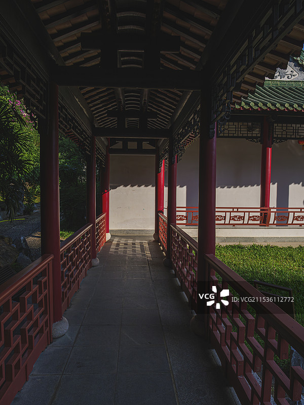 阳光照进中式园林长廊图片素材