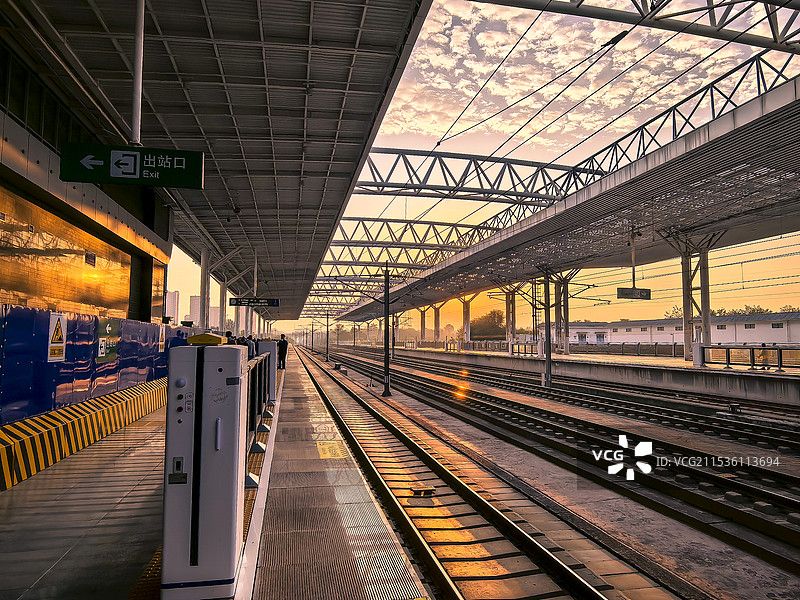 日出时刻的高铁站图片素材