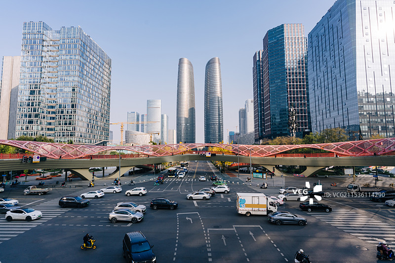 城市冬日晴朗城市风光，交子大道，交子之环，成都双子塔图片素材