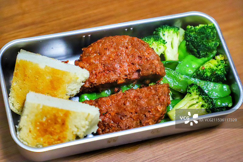 健康素食：炒豌豆西兰花、香煎素扒、煎馒头图片素材