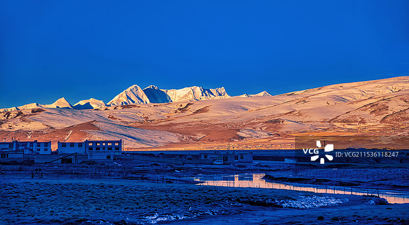 雪山下的牧区图片素材