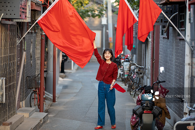 国庆节在北京胡同里的少女图片素材