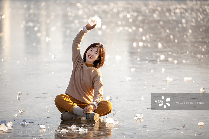 坐在冰面上的的年轻美女在开心的笑图片素材