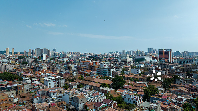 晴天无人机低角度航拍福建省泉州市泉州古城图片素材