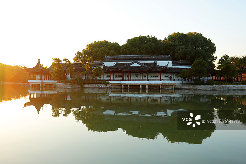 上海广富林文化遗址里中式园林的落日余晖图片素材
