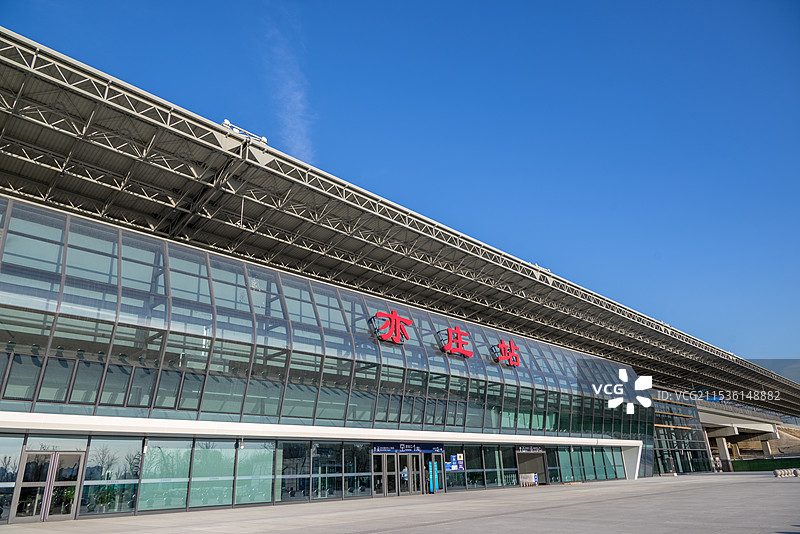 北京大兴亦庄经济技术开发区亦庄高铁站蓝天白云图片素材