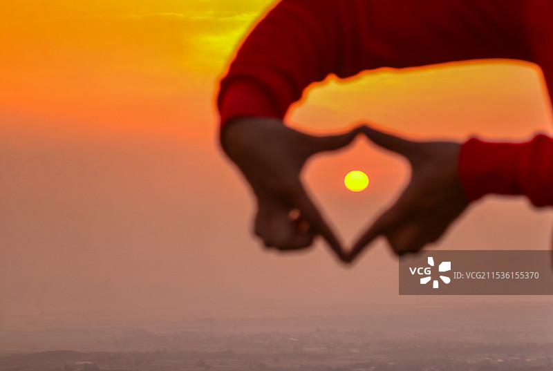 日出 双手心形图片素材