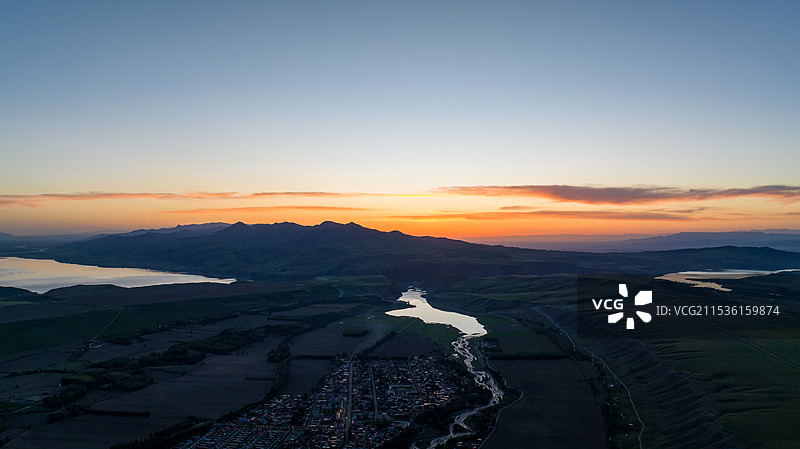 航拍新疆伊犁特克斯县阿仁布拉克村日落风景图片素材