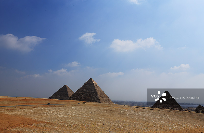 埃及开罗沙漠里的金字塔景观图片素材