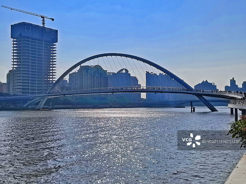 逆光下广州海心桥图片素材