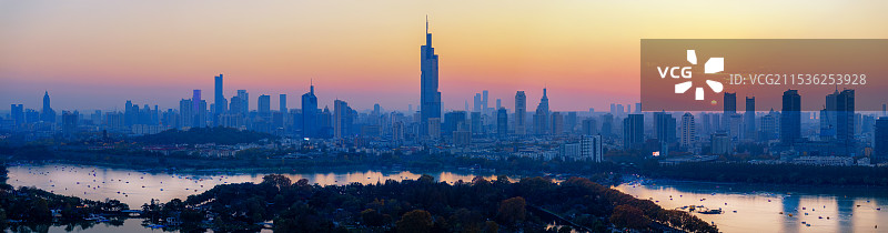 南京玄武湖公园黄昏日落全景城市天际线建筑经济商务金融区图片素材