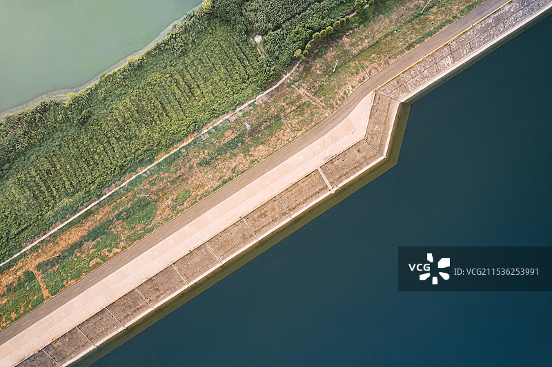 航拍湖中的公路图片素材