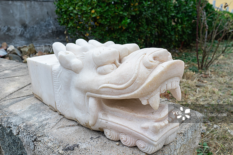 中国传统文化拍摄主题，一个大理石汉白玉材质的龙头石雕雕刻物，户外白昼无人图像摄影图片素材