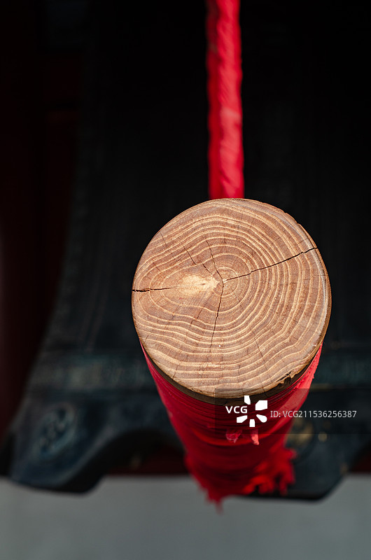 洛阳周公庙钟楼上的大钟图片素材