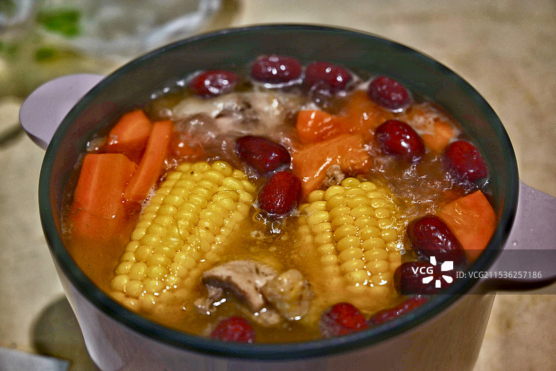玉米萝卜鸡肉汤图片素材