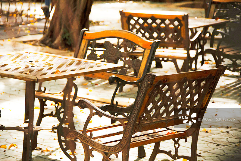 广东汕头校园里树荫下空着的复古桌椅图片素材