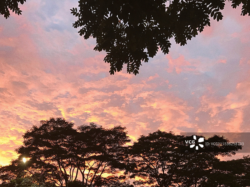黄昏日落晚霞的天空图片素材