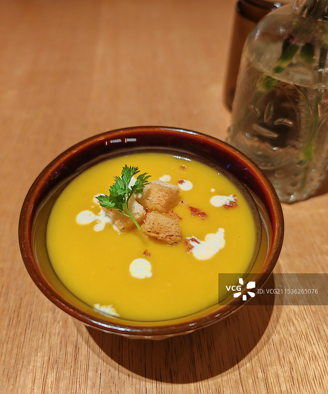 桌上碗里的南瓜汤的高角度视图图片素材