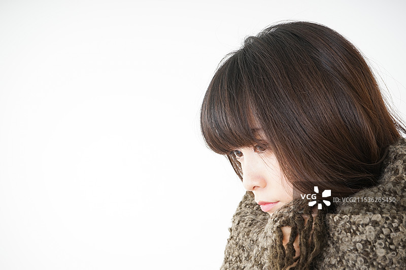 年轻女性感冒发烧图片素材