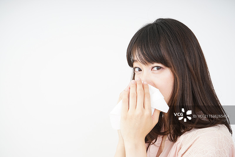 年轻女性在擤鼻子图片素材