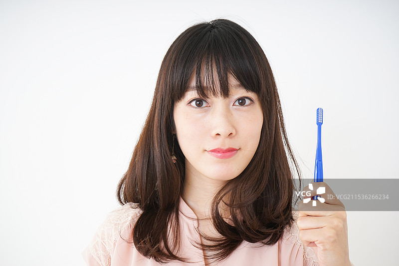 年轻女性在刷牙图片素材