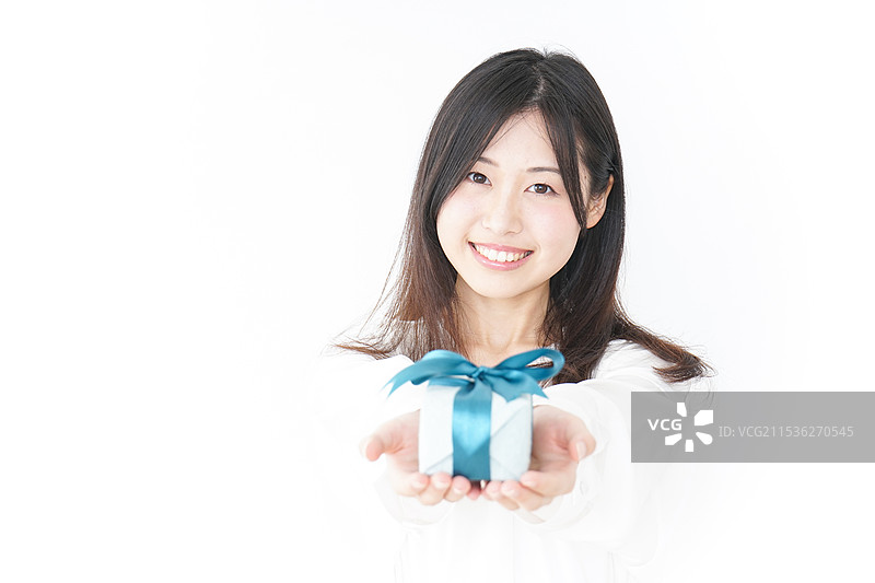 礼物和一位年轻女性图片素材