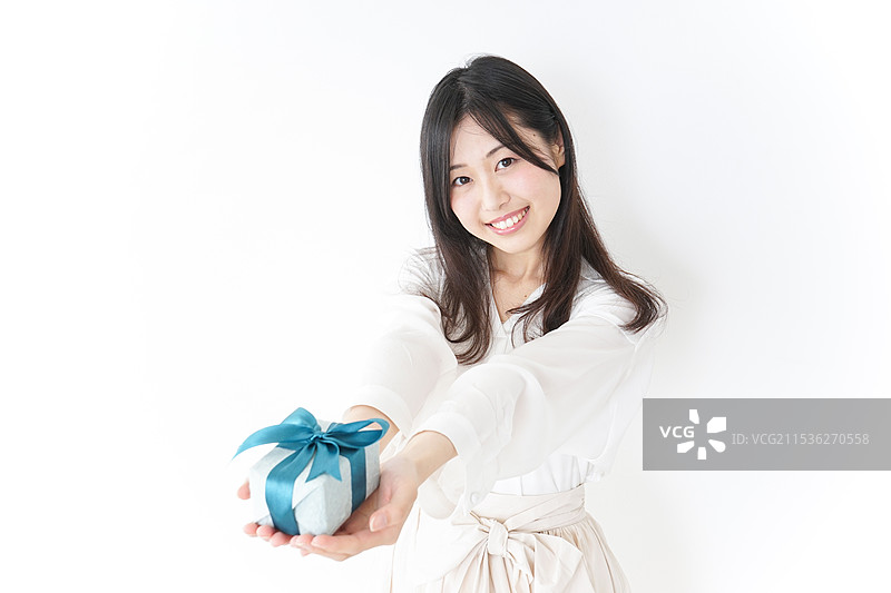 礼物和一位年轻女性图片素材