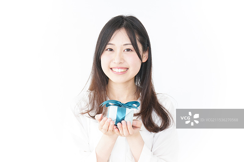 礼物和一位年轻女性图片素材