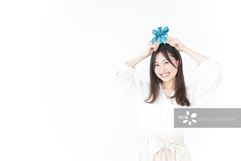 礼物和一位年轻女性图片素材