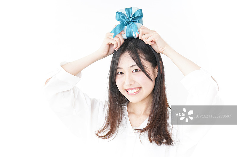 礼物和一位年轻女性图片素材