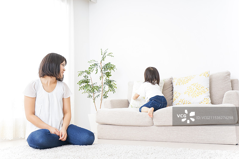 孩子在房间里玩耍图片素材