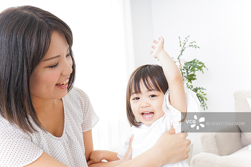 孩子在房间里玩耍图片素材