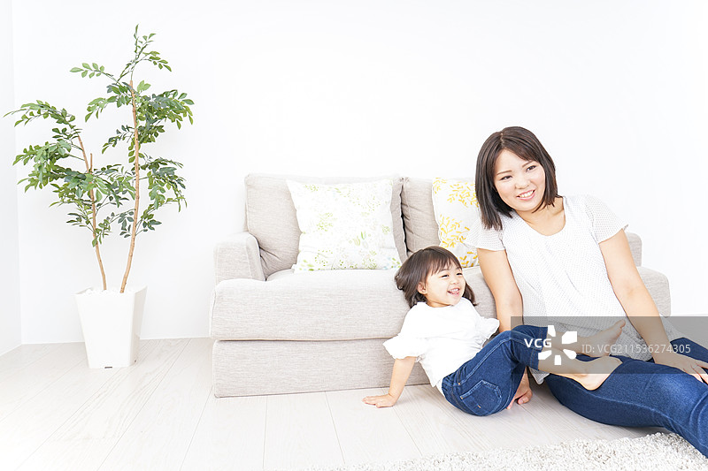 孩子在房间里玩耍图片素材