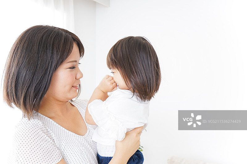 母亲抱着孩子图片素材