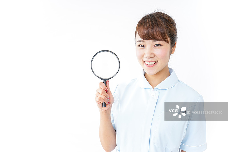 带放大镜的护士图片素材