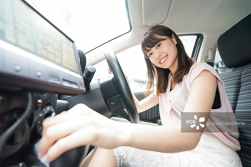 女性使用汽车导航系统图片素材