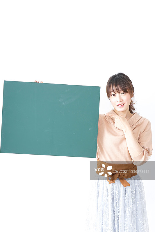 女人手持黑板图片素材