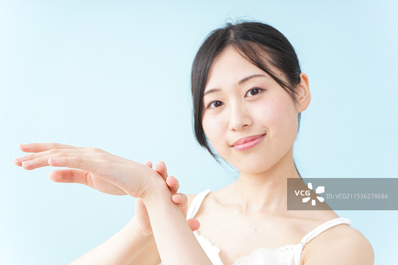 女人涂抹面霜图片素材