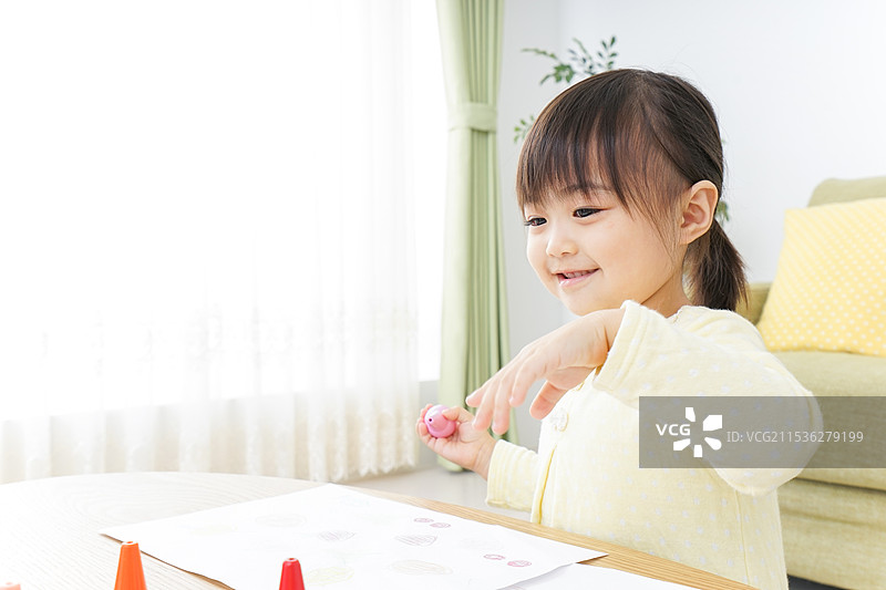 孩子在画画图片素材