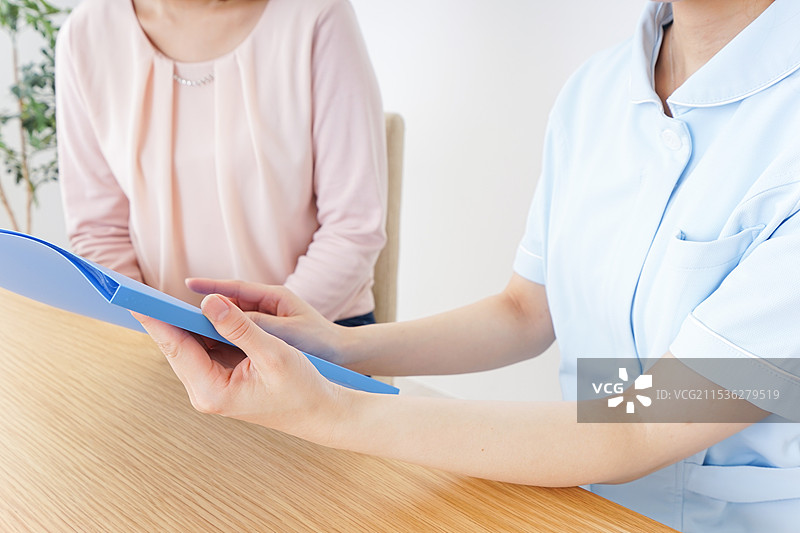 女性在医院听取解释图片素材