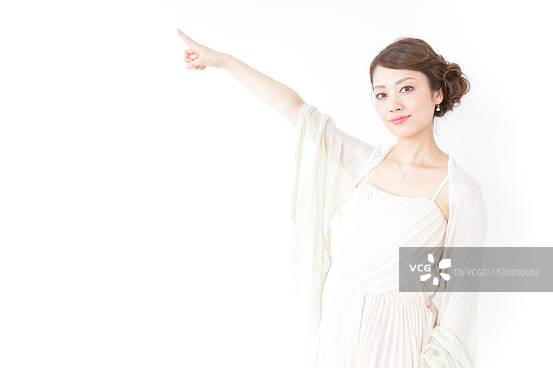 穿着裙子的女人指向天空图片素材