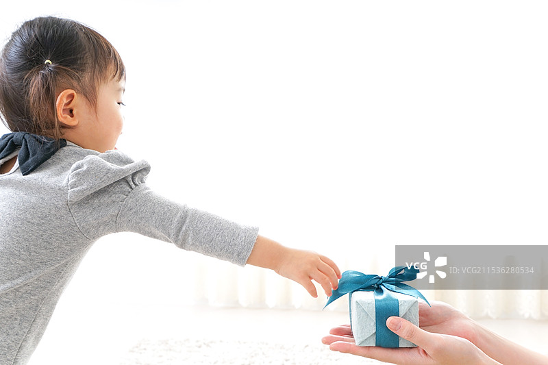 宝宝把礼物送给妈妈图片素材