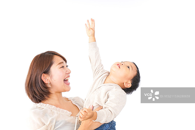 母亲抱着一个男孩图片素材
