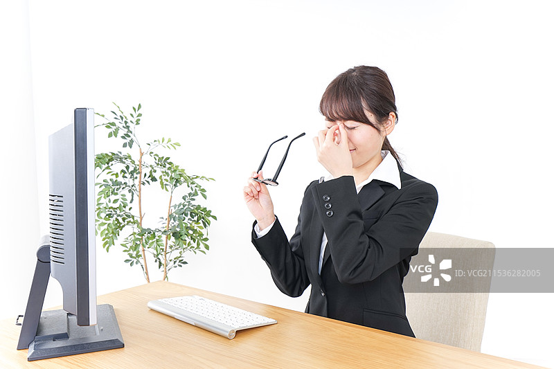 女商人遭受干眼疲劳图片素材