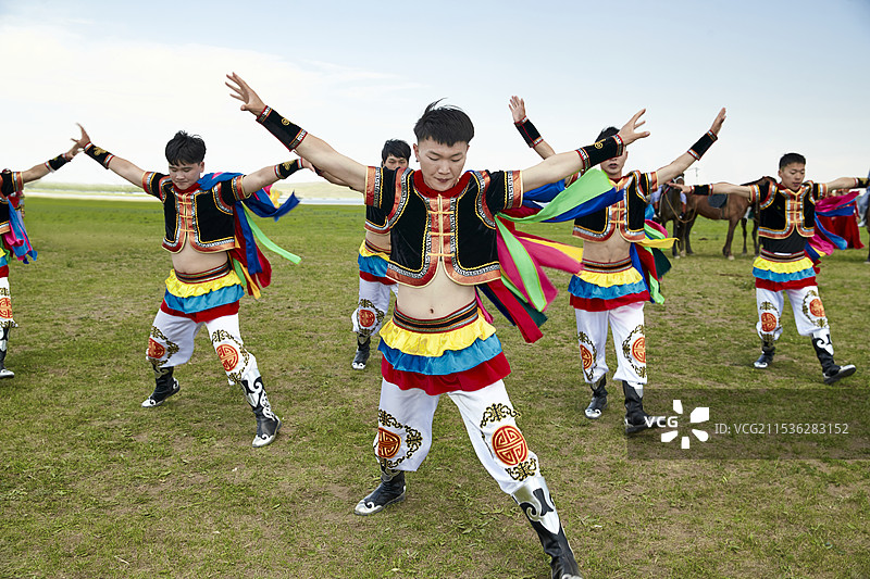 草原那达慕大会上的蒙古摔跤手图片素材