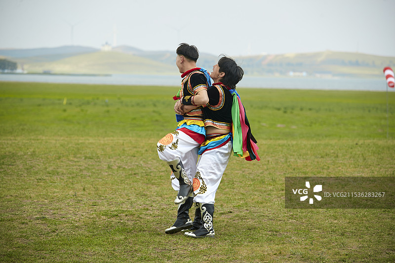 草原那达慕大会上的蒙古摔跤手图片素材