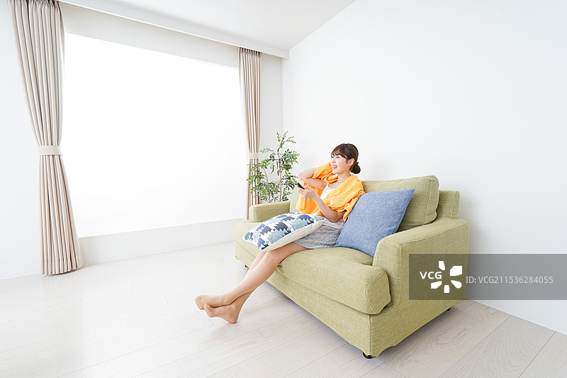 女人在家看电视图片素材
