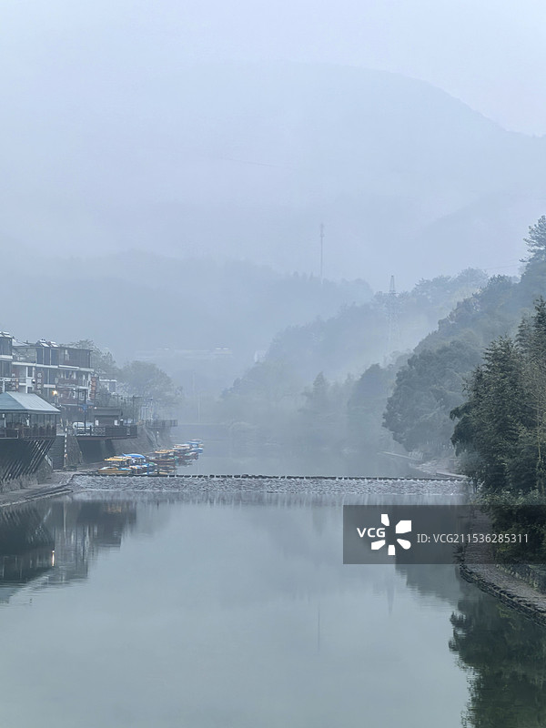 雾隐富春江图片素材